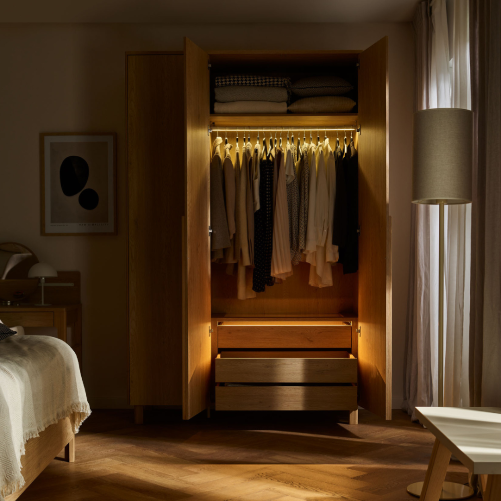 3 durvju skapis ar spoguli un apgaismojumu Well