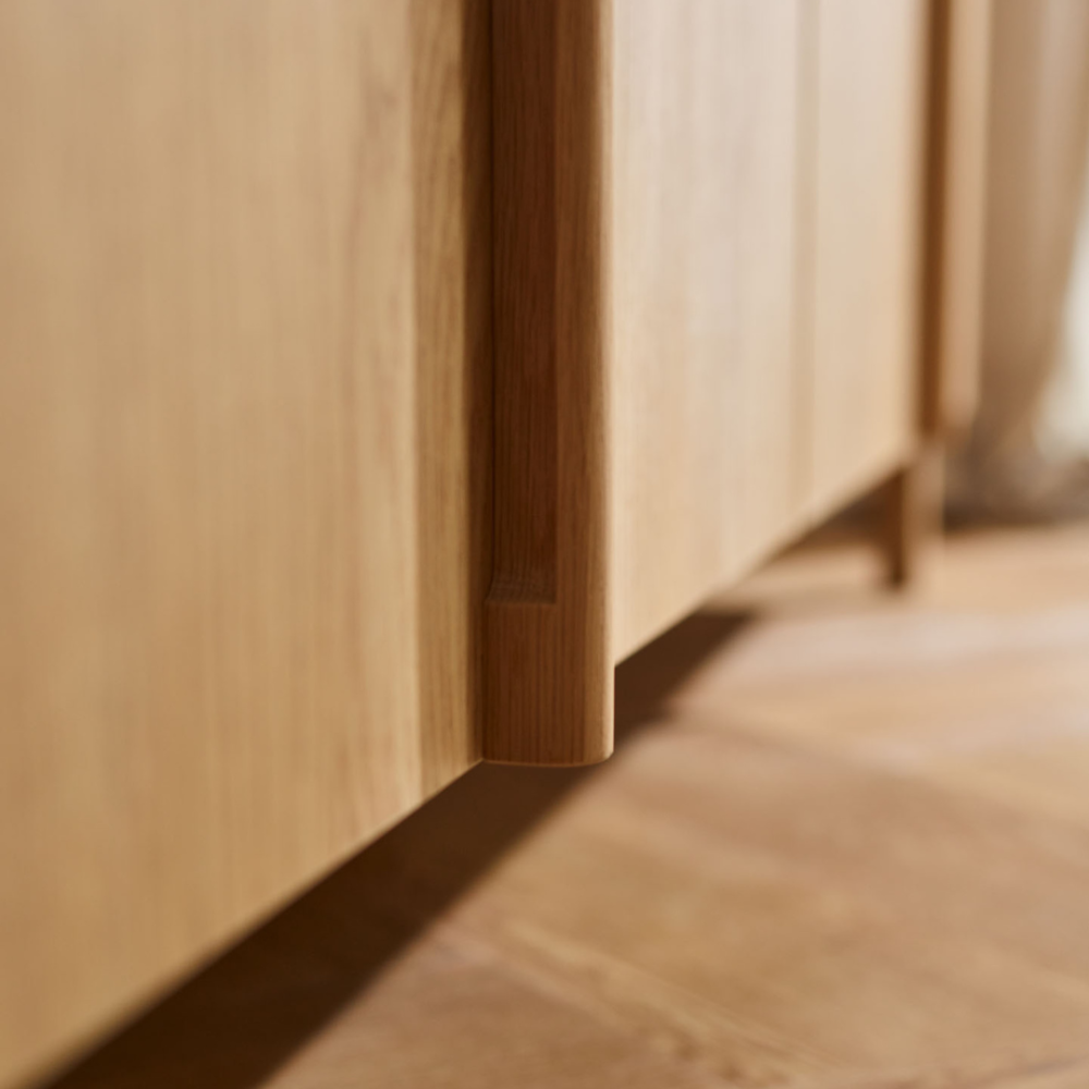 Bufete ar atvilktnēm un apgaismojumu Well