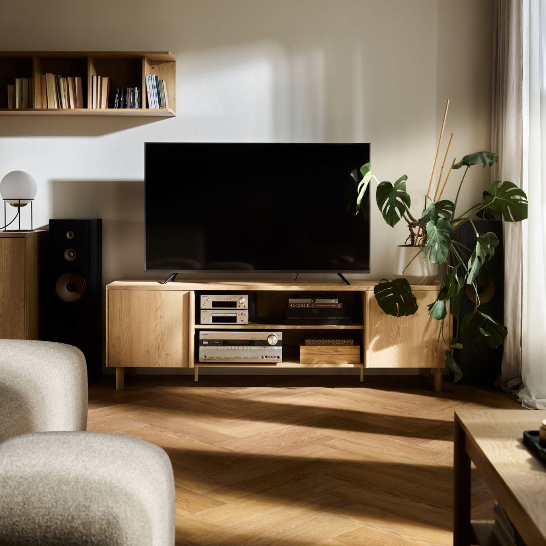 Platais TV galds WELL ar atvilktnēm